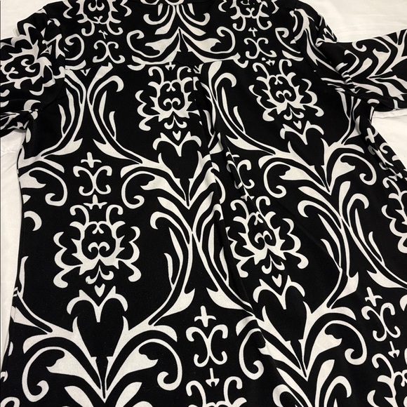 Elegant Black and White Patterned Women's Top - Picture 7 of 7